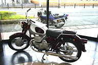 1970年以前のバイクはよく知らず、機種名は不明。ホンダコレクションホールにあるのと同じ、250ccのLS38かもしれない。 1970年以前のバイクはよく知らず、機種名は不明。ホンダコレクションホールにあるのと同じ、250ccのLS38かもしれない。