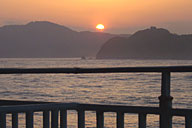 復路はずっとデッキのベンチに座り、おだやかな海と紀伊山地に沈む夕陽を見ながら、初のサンセットクルーズを楽しんだ。 復路はずっとデッキのベンチに座り、おだやかな海と紀伊山地に沈む夕陽を見ながら、初のサンセットクルーズを楽しんだ。