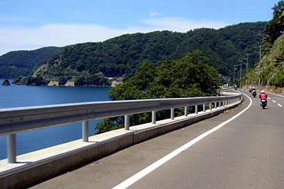 常神半島の中ほど。入り江にあるいくつもの漁港や海水浴場を結ぶ道は、細長い半島の西岸づたいに先端に達する。 常神半島の中ほど。入り江にあるいくつもの漁港や海水浴場を結ぶ道は、細長い半島の西岸づたいに先端に達する。