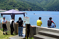 食見(しきみ)海水浴場にて。裏手の松林でピクニックの後、防潮堤に座り込んでビキニのお姉さんを物色する面々。 食見(しきみ)海水浴場にて。裏手の松林でピクニックの後、防潮堤に座り込んでビキニのお姉さんを物色する面々。