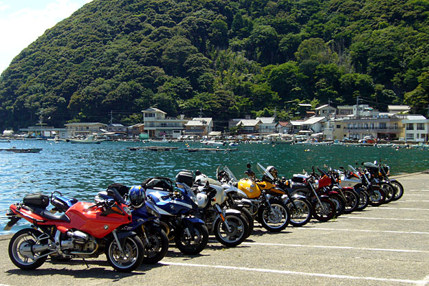 見よ! このババリア発動機工場製バイクの多さ。何台いたか忘れたが、過半数がBMW。今回は“K”も1台混じっている。 見よ! このババリア発動機工場製バイクの多さ。何台いたか忘れたが、過半数がBMW。今回は“K”も1台混じっている。