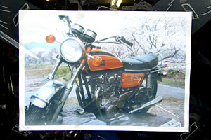 伊香立のバイク屋の窓に貼ってあったXS650Eの写真。年式と連絡先電話番号が書いてあるのに、売り物ではないとのこと。