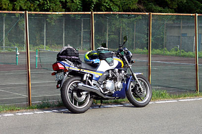 リゾートインぼなりから出動前のひととき。荷物は、この積み方で大きな不満はないが、防水性はもう少し何とかしたいところ。 リゾートインぼなりから出動前のひととき。荷物は、この積み方で大きな不満はないが、防水性はもう少し何とかしたいところ。