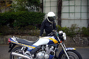 試乗に向かうインターバルの今井さん。このあと、リアショックの伸び側ダンピングを調整。今井マジックを見る思いだった。 試乗に向かうインターバルの今井さん。このあと、リアショックの伸び側ダンピングを調整。今井マジックを見る思いだった。