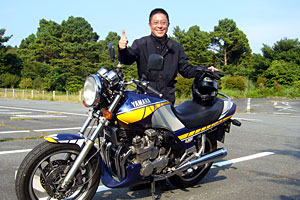 ターンパイク〜伊豆スカでの試乗を終えた松田くん。彼と編集長の試乗後記はバイカーズステーション11月号に掲載。 ターンパイク〜伊豆スカでの試乗を終えた松田くん。彼と編集長の試乗後記はバイカーズステーション11月号に掲載。