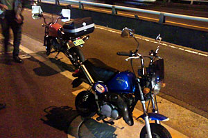 大阪市平野区ということで、普段は乗って来れないポッケやゴリラも参加。もちろん、2台とも変態チックな改造車である(笑)。 大阪市平野区ということで、普段は乗って来れないポッケやゴリラも参加。もちろん、2台とも変態チックな改造車である(笑)。
