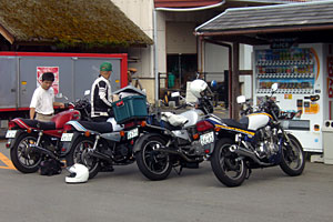 牛乳広場に佇むXJ750Eオータ号、同かわぐち号、XV750Eかわぐち号、XJ900。自車が新しく感じる組み合わせだった(笑)。 牛乳広場に佇むXJ750Eオータ号、同かわぐち号、XV750Eかわぐち号、XJ900。自車が新しく感じる取り合わせだった(笑)。