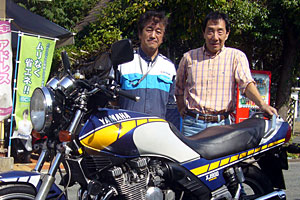 近所の商店の兄ちゃんによる記念写真。25年前と比べて、それぞれ外観は変化しているが(笑)、“気安さ”は変わらない。 近所の商店の兄ちゃんによる記念写真。25年前と比べて、それぞれ外観は変化しているが(笑)、“気安さ”は変わらない。
