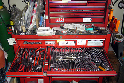 いくつもある工具箱のうち、これがメイン。要る物しか持たない(要る物は揃える)主義で、特注/自作工具もたくさんあった。 いくつもある工具箱のうち、これがメイン。要る物しか持たない(要る物は揃える)主義で、特注/自作工具もたくさんあった。