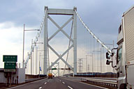 30数年ぶりに渡った関門橋。追い越し時以外は走行車線。3車線区間では左端…と、これは安全運転の第一歩である。 30数年ぶりに渡った関門橋。追い越し時以外は走行車線。3車線区間では左端…と、これは安全運転の第一歩である。