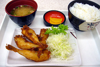 美東SAのフードコートで食べた“ふぐ唐揚げ定食”。これはとても気に入った。値段は、確か700円か800円だったと思う。 美東SAのフードコートで食べた“ふぐ唐揚げ定食”。これはとても気に入った。値段は、確か700円か800円だったと思う。