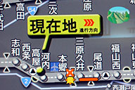 小谷SAの道路情報掲示板に示された現在地と通行止めの箇所。下り車線の渋滞は、事故見物によるものだろう(笑)。 小谷SAの道路情報掲示板に示された現在地と通行止めの箇所。下り車線の渋滞は、事故見物によるものだろう(笑)。