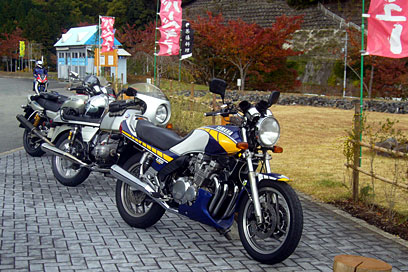 “スプリングスひよし”で休憩。XJ900の向こうが御大のR100S、そしてXJR1200むらかみ号とGPz1000RXはしづめ号。 “スプリングスひよし”で休憩。XJ900の向こうが御大のR100S、そしてXJR1200むらかみ号とGPz1000RXはしづめ号。