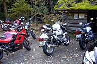 カモノセキャビンの駐車場に着いた一行4台。マスターには「40代以上の参加者が少ないので、ぜひ…」と言われていた(笑)。 カモノセキャビンの駐車場に着いた一行4台。マスターには「40代以上の参加者が少ないので、ぜひ…」と言われていた(笑)。