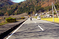 交換試乗会を終え、かやぶきの里近くの、のどかな田園風景の中を走る。路面に映る木影の長さが、この時期ならでは。 交換試乗会を終え、かやぶきの里近くの、のどかな田園風景の中を走る。路面に映る木影の長さが、この時期ならでは。